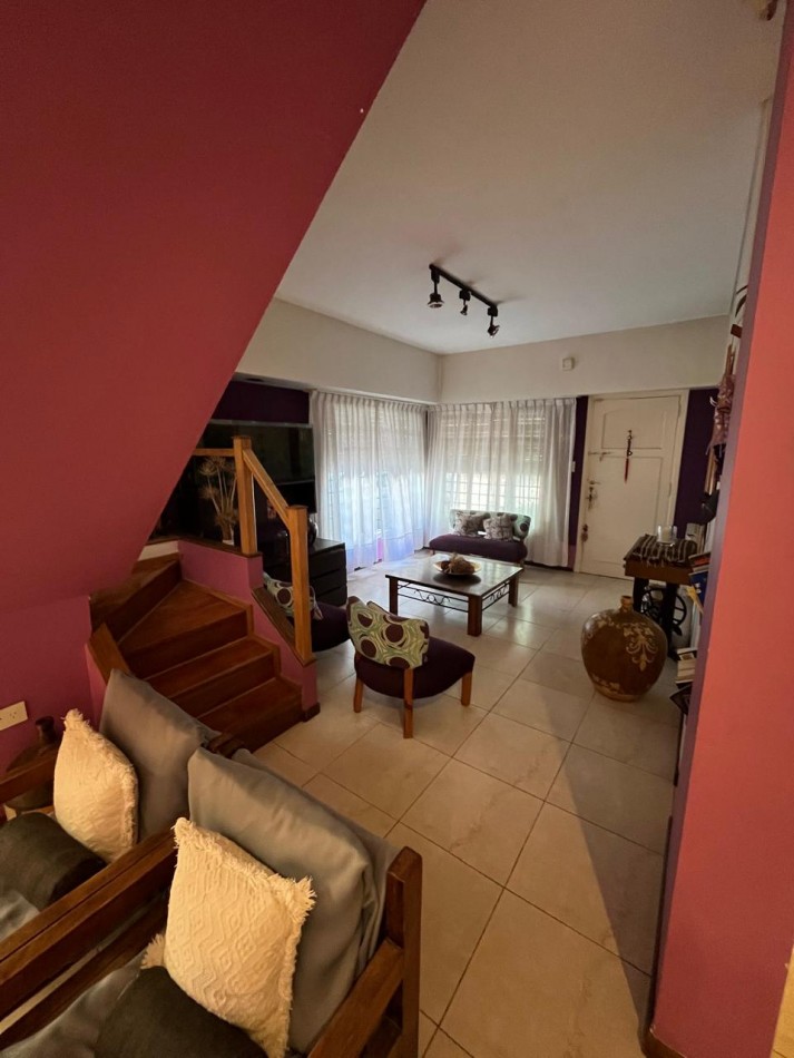 VENTA HERMOSA CASA DE 2 PLANTAS, 3 DORMITORIOS, JARDIN Y PILETA, AVELLANEDA 450 -MONTE GRANDE-
