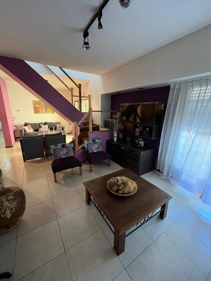 VENTA HERMOSA CASA DE 2 PLANTAS, 3 DORMITORIOS, JARDIN Y PILETA, AVELLANEDA 450 -MONTE GRANDE-