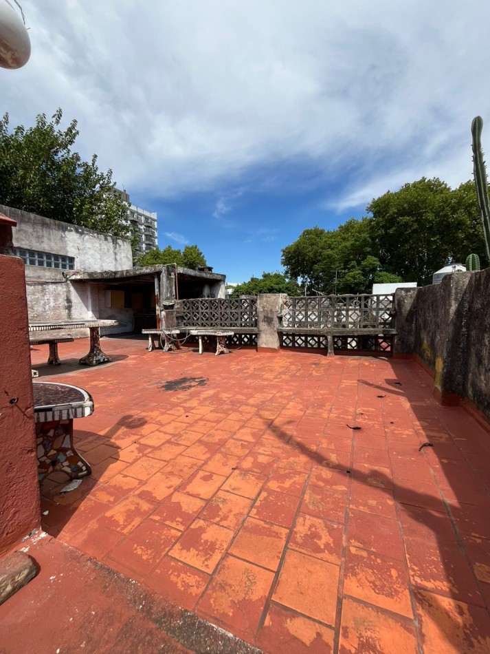 VENTA A RECICLAR, PH 3 AMBIENTES AL FONDO CON COCHERA TECHADA, EXCELENTE ZONA, A 2 CUADRAS DE AV. H. YRIGOYEN, DR MELO 4362 -REMEDIOS DE ESCALADA-