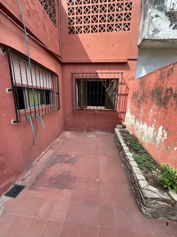 VENTA A RECICLAR, PH 3 AMBIENTES AL FONDO CON COCHERA TECHADA, EXCELENTE ZONA, A 2 CUADRAS DE AV. H. YRIGOYEN, DR MELO 4362 -REMEDIOS DE ESCALADA-