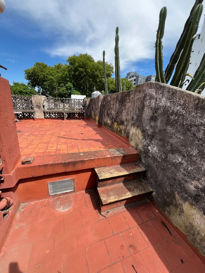 VENTA A RECICLAR, PH 3 AMBIENTES AL FONDO CON COCHERA TECHADA, EXCELENTE ZONA, A 2 CUADRAS DE AV. H. YRIGOYEN, DR MELO 4362 -REMEDIOS DE ESCALADA-