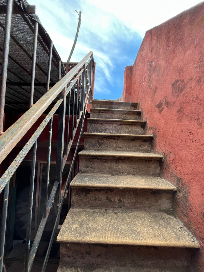 VENTA A RECICLAR, PH 3 AMBIENTES AL FONDO CON COCHERA TECHADA, EXCELENTE ZONA, A 2 CUADRAS DE AV. H. YRIGOYEN, DR MELO 4362 -REMEDIOS DE ESCALADA-