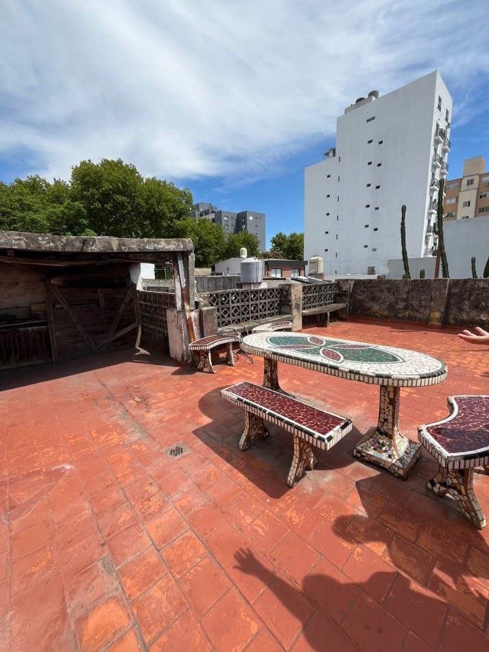 VENTA A RECICLAR, PH 3 AMBIENTES AL FONDO CON COCHERA TECHADA, EXCELENTE ZONA, A 2 CUADRAS DE AV. H. YRIGOYEN, DR MELO 4362 -REMEDIOS DE ESCALADA-