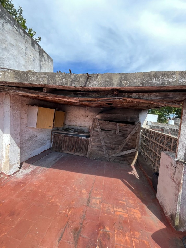 VENTA A RECICLAR, PH 3 AMBIENTES AL FONDO CON COCHERA TECHADA, EXCELENTE ZONA, A 2 CUADRAS DE AV. H. YRIGOYEN, DR MELO 4362 -REMEDIOS DE ESCALADA-