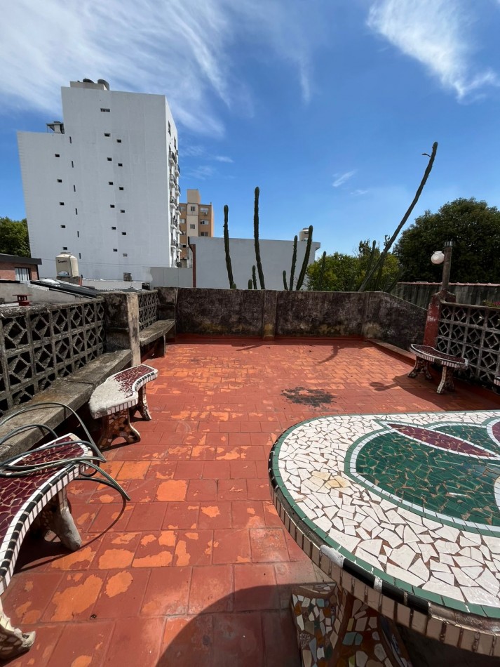 VENTA A RECICLAR, PH 3 AMBIENTES AL FONDO CON COCHERA TECHADA, EXCELENTE ZONA, A 2 CUADRAS DE AV. H. YRIGOYEN, DR MELO 4362 -REMEDIOS DE ESCALADA-