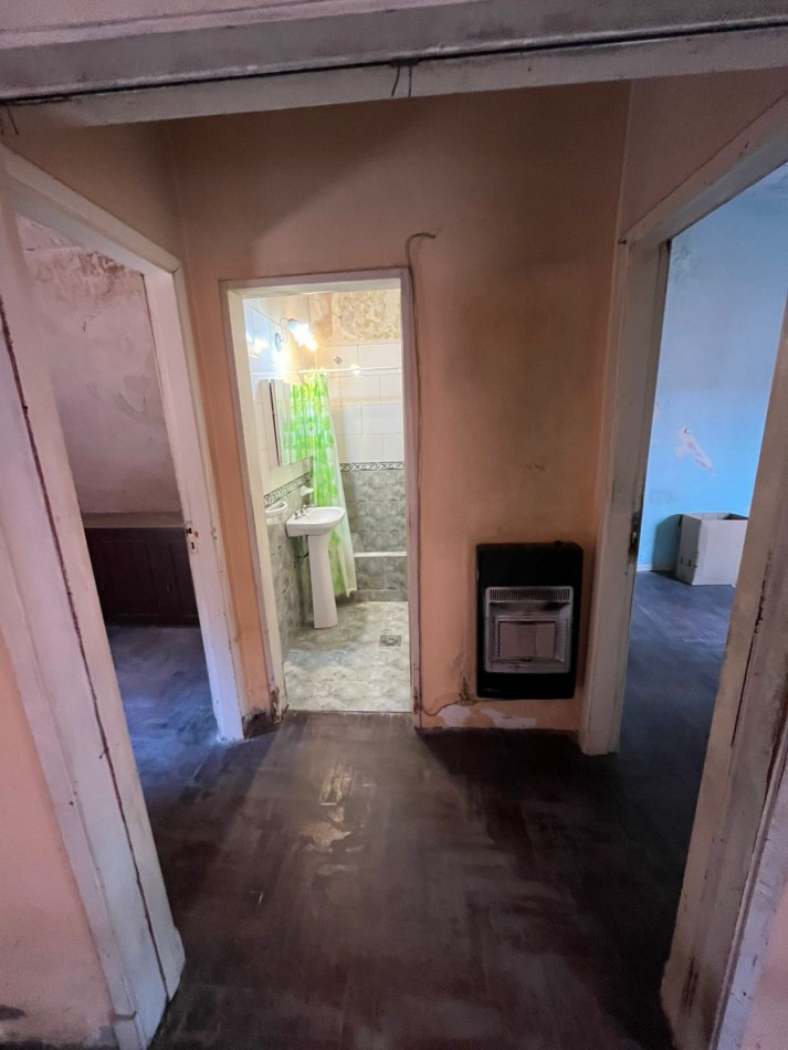 VENTA A RECICLAR, PH 3 AMBIENTES AL FONDO CON COCHERA TECHADA, EXCELENTE ZONA, A 2 CUADRAS DE AV. H. YRIGOYEN, DR MELO 4362 -REMEDIOS DE ESCALADA-