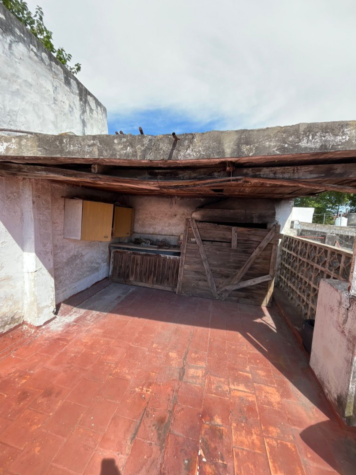 VENTA A RECICLAR, PH 3 AMBIENTES AL FONDO CON COCHERA TECHADA, EXCELENTE ZONA, A 2 CUADRAS DE AV. H. YRIGOYEN, DR MELO 4362 -REMEDIOS DE ESCALADA-