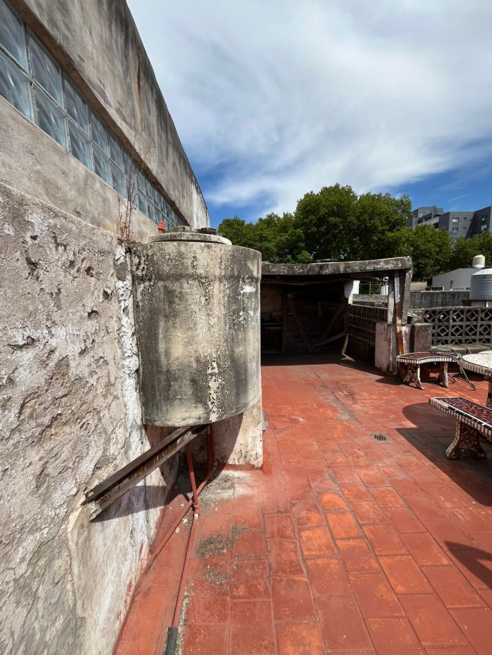 VENTA A RECICLAR, PH 3 AMBIENTES AL FONDO CON COCHERA TECHADA, EXCELENTE ZONA, A 2 CUADRAS DE AV. H. YRIGOYEN, DR MELO 4362 -REMEDIOS DE ESCALADA-