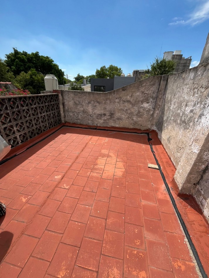VENTA A RECICLAR, PH 3 AMBIENTES AL FONDO CON COCHERA TECHADA, EXCELENTE ZONA, A 2 CUADRAS DE AV. H. YRIGOYEN, DR MELO 4362 -REMEDIOS DE ESCALADA-