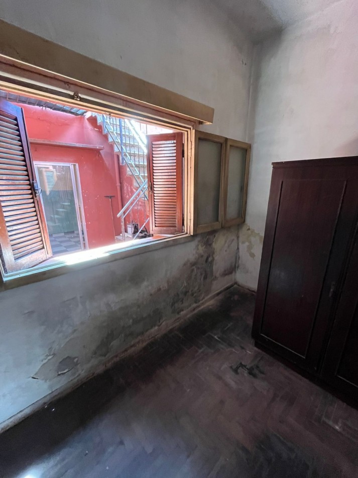 VENTA A RECICLAR, PH 3 AMBIENTES AL FONDO CON COCHERA TECHADA, EXCELENTE ZONA, A 2 CUADRAS DE AV. H. YRIGOYEN, DR MELO 4362 -REMEDIOS DE ESCALADA-