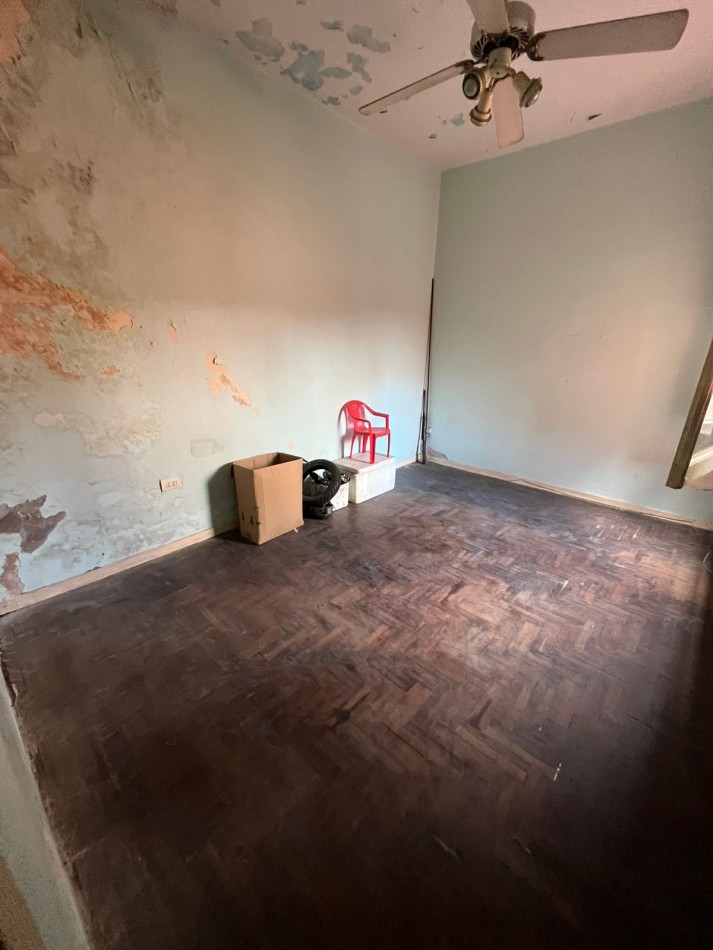 VENTA A RECICLAR, PH 3 AMBIENTES AL FONDO CON COCHERA TECHADA, EXCELENTE ZONA, A 2 CUADRAS DE AV. H. YRIGOYEN, DR MELO 4362 -REMEDIOS DE ESCALADA-