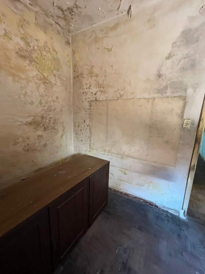 VENTA A RECICLAR, PH 3 AMBIENTES AL FONDO CON COCHERA TECHADA, EXCELENTE ZONA, A 2 CUADRAS DE AV. H. YRIGOYEN, DR MELO 4362 -REMEDIOS DE ESCALADA-