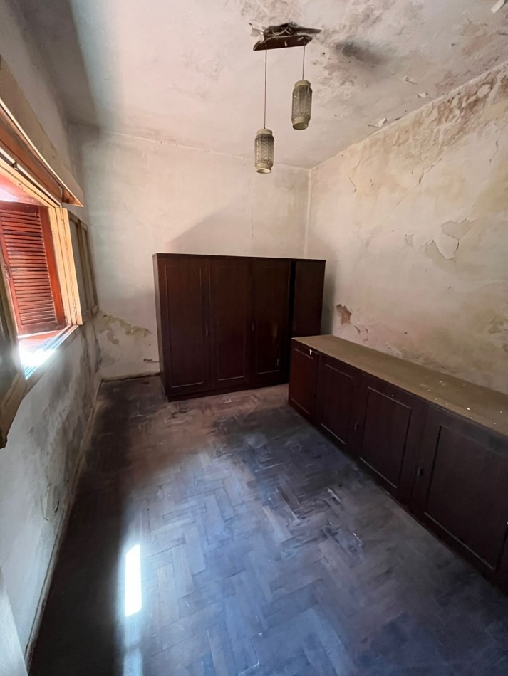 VENTA A RECICLAR, PH 3 AMBIENTES AL FONDO CON COCHERA TECHADA, EXCELENTE ZONA, A 2 CUADRAS DE AV. H. YRIGOYEN, DR MELO 4362 -REMEDIOS DE ESCALADA-