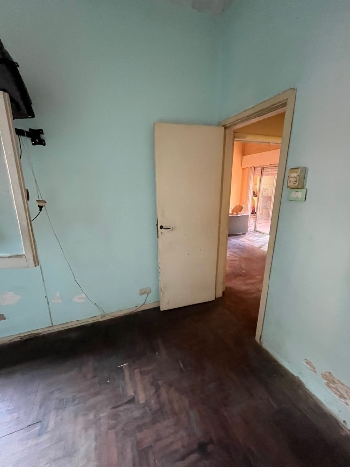 VENTA A RECICLAR, PH 3 AMBIENTES AL FONDO CON COCHERA TECHADA, EXCELENTE ZONA, A 2 CUADRAS DE AV. H. YRIGOYEN, DR MELO 4362 -REMEDIOS DE ESCALADA-