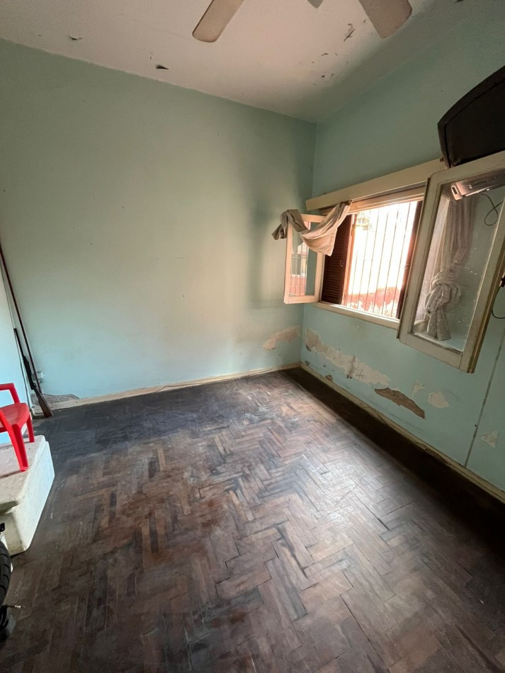 VENTA A RECICLAR, PH 3 AMBIENTES AL FONDO CON COCHERA TECHADA, EXCELENTE ZONA, A 2 CUADRAS DE AV. H. YRIGOYEN, DR MELO 4362 -REMEDIOS DE ESCALADA-