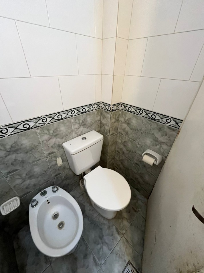 VENTA A RECICLAR, PH 3 AMBIENTES AL FONDO CON COCHERA TECHADA, EXCELENTE ZONA, A 2 CUADRAS DE AV. H. YRIGOYEN, DR MELO 4362 -REMEDIOS DE ESCALADA-