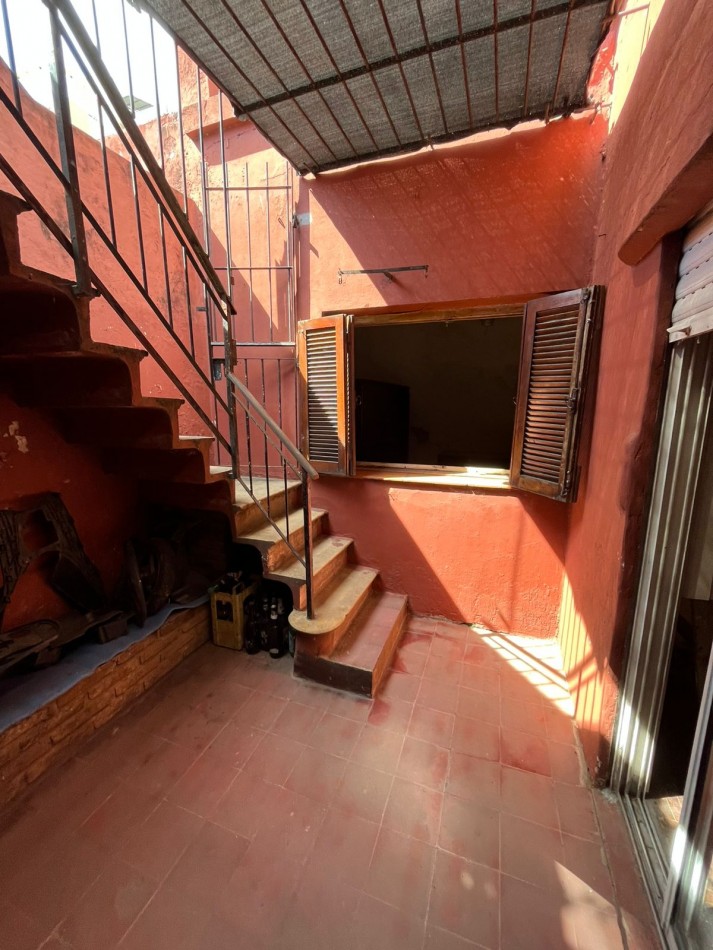 VENTA A RECICLAR, PH 3 AMBIENTES AL FONDO CON COCHERA TECHADA, EXCELENTE ZONA, A 2 CUADRAS DE AV. H. YRIGOYEN, DR MELO 4362 -REMEDIOS DE ESCALADA-
