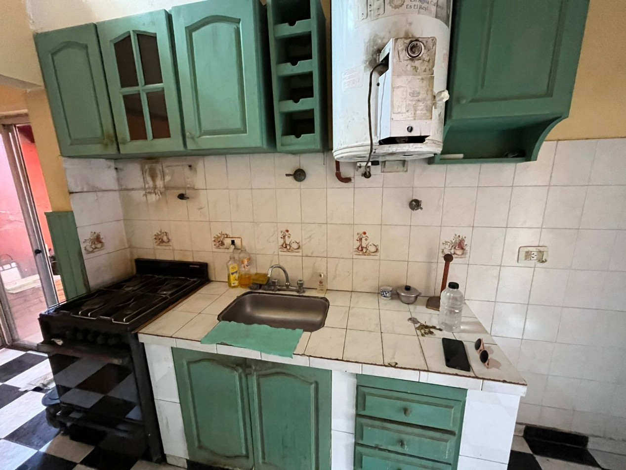 VENTA A RECICLAR, PH 3 AMBIENTES AL FONDO CON COCHERA TECHADA, EXCELENTE ZONA, A 2 CUADRAS DE AV. H. YRIGOYEN, DR MELO 4362 -REMEDIOS DE ESCALADA-