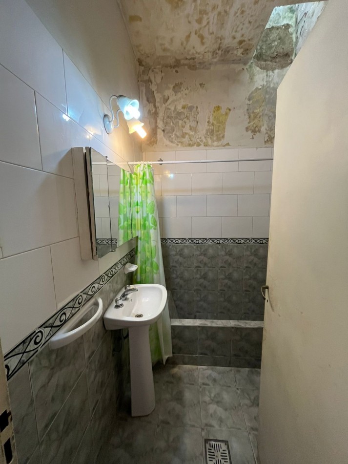 VENTA A RECICLAR, PH 3 AMBIENTES AL FONDO CON COCHERA TECHADA, EXCELENTE ZONA, A 2 CUADRAS DE AV. H. YRIGOYEN, DR MELO 4362 -REMEDIOS DE ESCALADA-