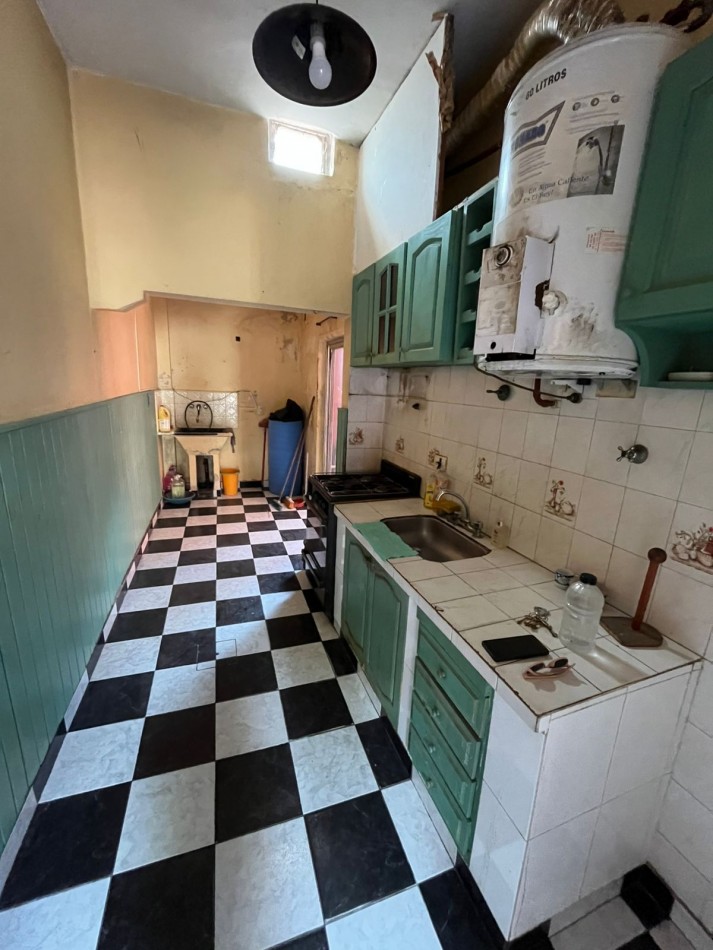 VENTA A RECICLAR, PH 3 AMBIENTES AL FONDO CON COCHERA TECHADA, EXCELENTE ZONA, A 2 CUADRAS DE AV. H. YRIGOYEN, DR MELO 4362 -REMEDIOS DE ESCALADA-