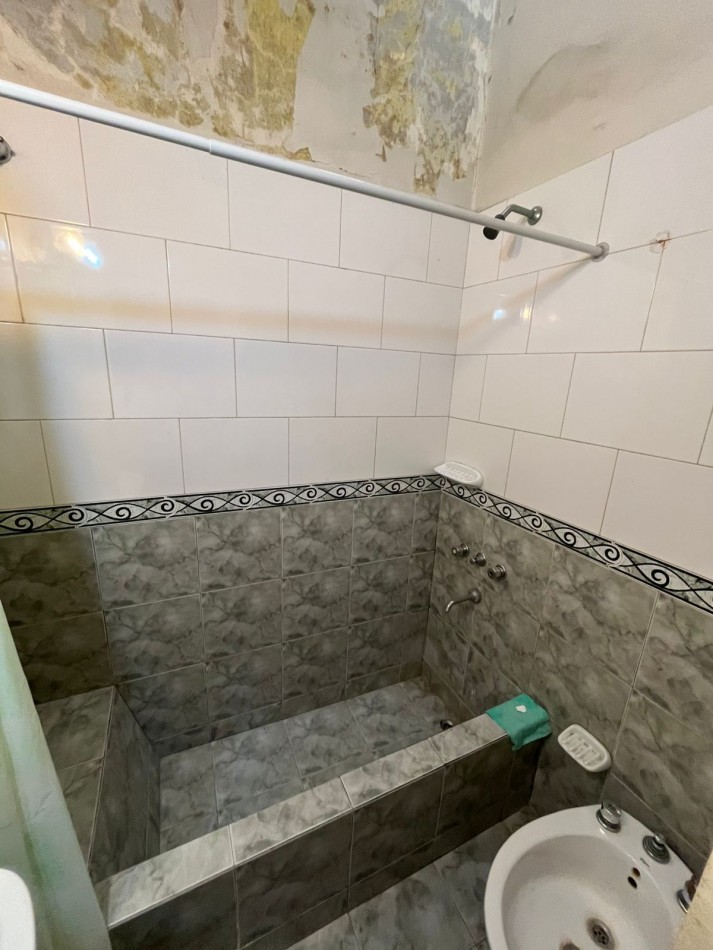 VENTA A RECICLAR, PH 3 AMBIENTES AL FONDO CON COCHERA TECHADA, EXCELENTE ZONA, A 2 CUADRAS DE AV. H. YRIGOYEN, DR MELO 4362 -REMEDIOS DE ESCALADA-