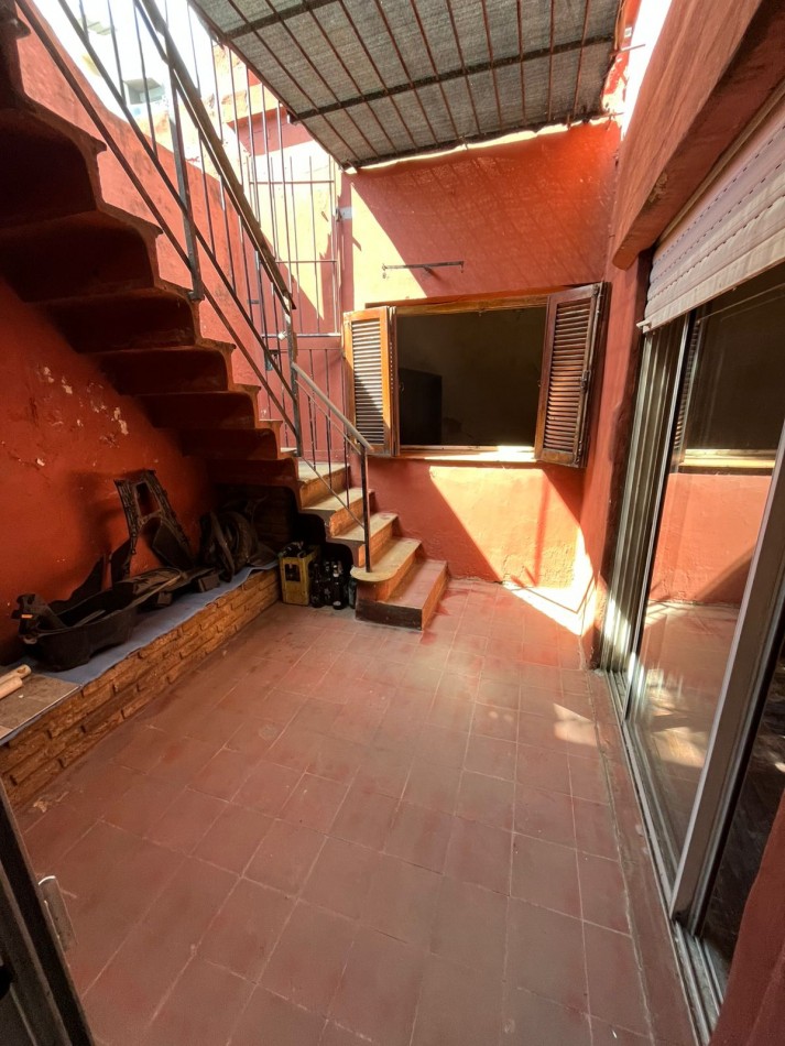 VENTA A RECICLAR, PH 3 AMBIENTES AL FONDO CON COCHERA TECHADA, EXCELENTE ZONA, A 2 CUADRAS DE AV. H. YRIGOYEN, DR MELO 4362 -REMEDIOS DE ESCALADA-