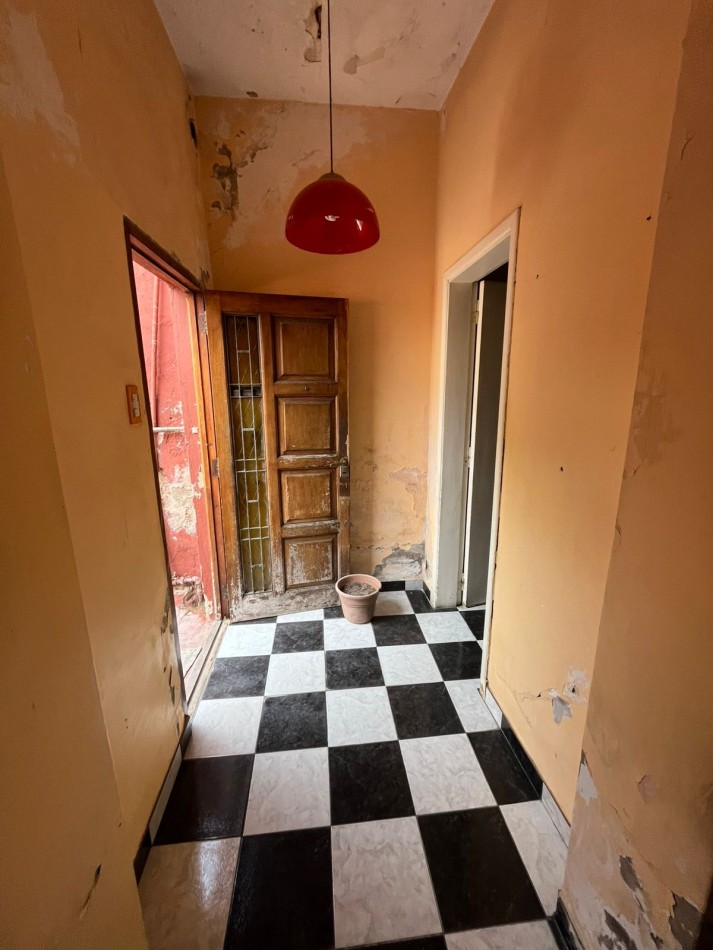 VENTA A RECICLAR, PH 3 AMBIENTES AL FONDO CON COCHERA TECHADA, EXCELENTE ZONA, A 2 CUADRAS DE AV. H. YRIGOYEN, DR MELO 4362 -REMEDIOS DE ESCALADA-
