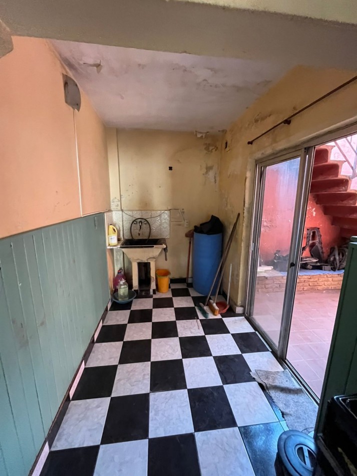 VENTA A RECICLAR, PH 3 AMBIENTES AL FONDO CON COCHERA TECHADA, EXCELENTE ZONA, A 2 CUADRAS DE AV. H. YRIGOYEN, DR MELO 4362 -REMEDIOS DE ESCALADA-