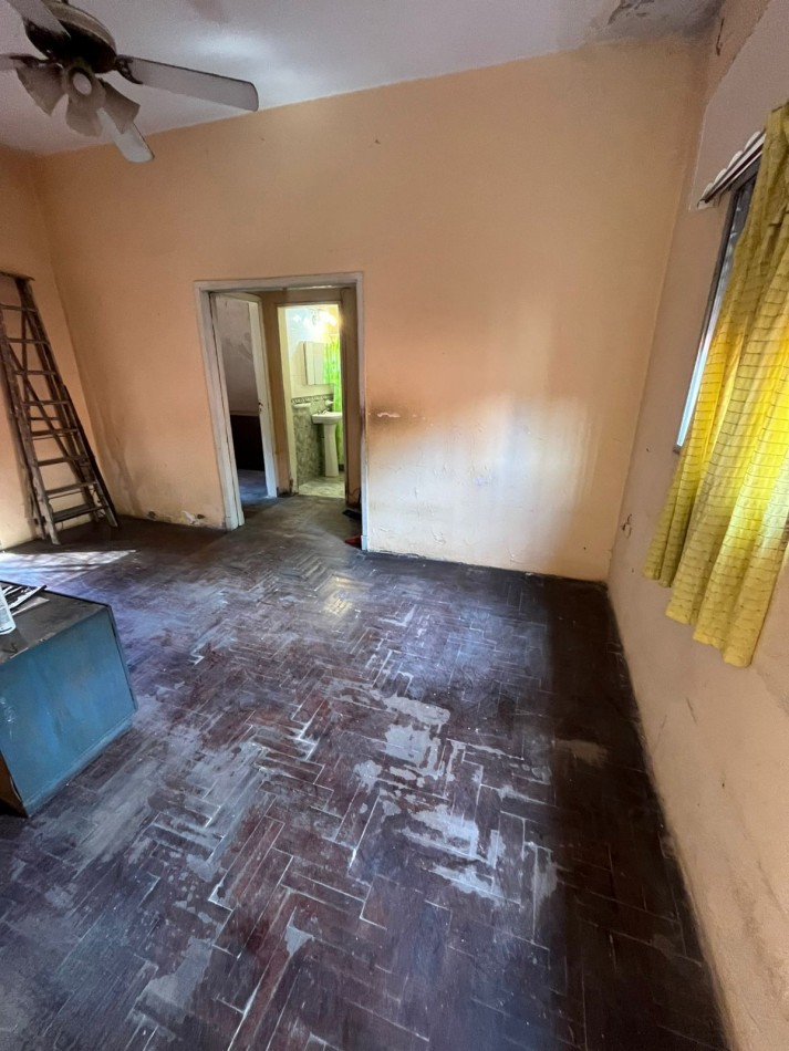 VENTA A RECICLAR, PH 3 AMBIENTES AL FONDO CON COCHERA TECHADA, EXCELENTE ZONA, A 2 CUADRAS DE AV. H. YRIGOYEN, DR MELO 4362 -REMEDIOS DE ESCALADA-