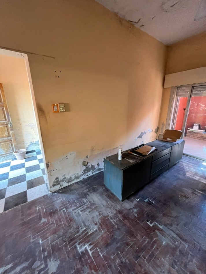 VENTA A RECICLAR, PH 3 AMBIENTES AL FONDO CON COCHERA TECHADA, EXCELENTE ZONA, A 2 CUADRAS DE AV. H. YRIGOYEN, DR MELO 4362 -REMEDIOS DE ESCALADA-