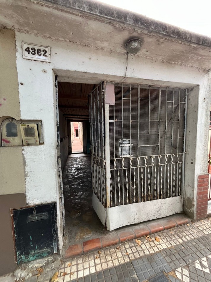 VENTA A RECICLAR, PH 3 AMBIENTES AL FONDO CON COCHERA TECHADA, EXCELENTE ZONA, A 2 CUADRAS DE AV. H. YRIGOYEN, DR MELO 4362 -REMEDIOS DE ESCALADA-
