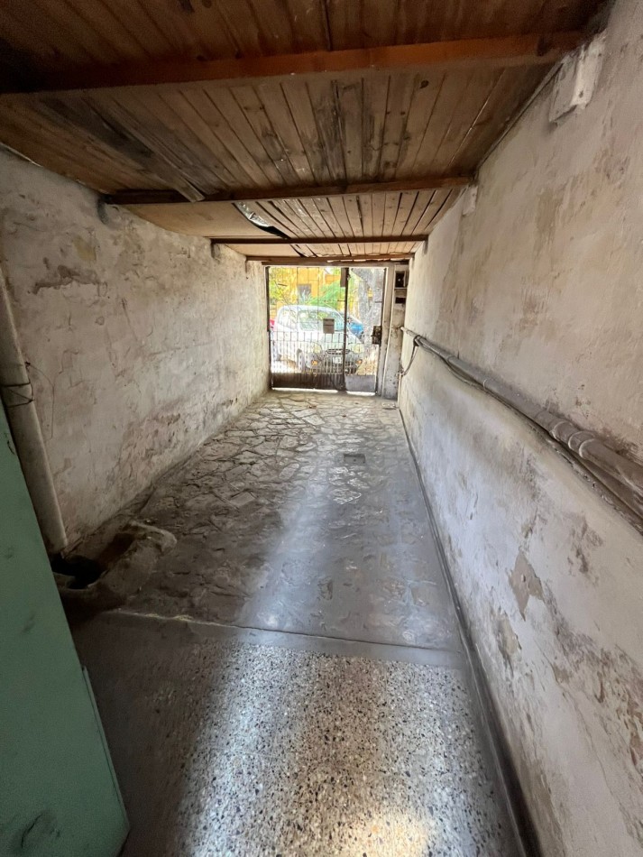 VENTA A RECICLAR, PH 3 AMBIENTES AL FONDO CON COCHERA TECHADA, EXCELENTE ZONA, A 2 CUADRAS DE AV. H. YRIGOYEN, DR MELO 4362 -REMEDIOS DE ESCALADA-
