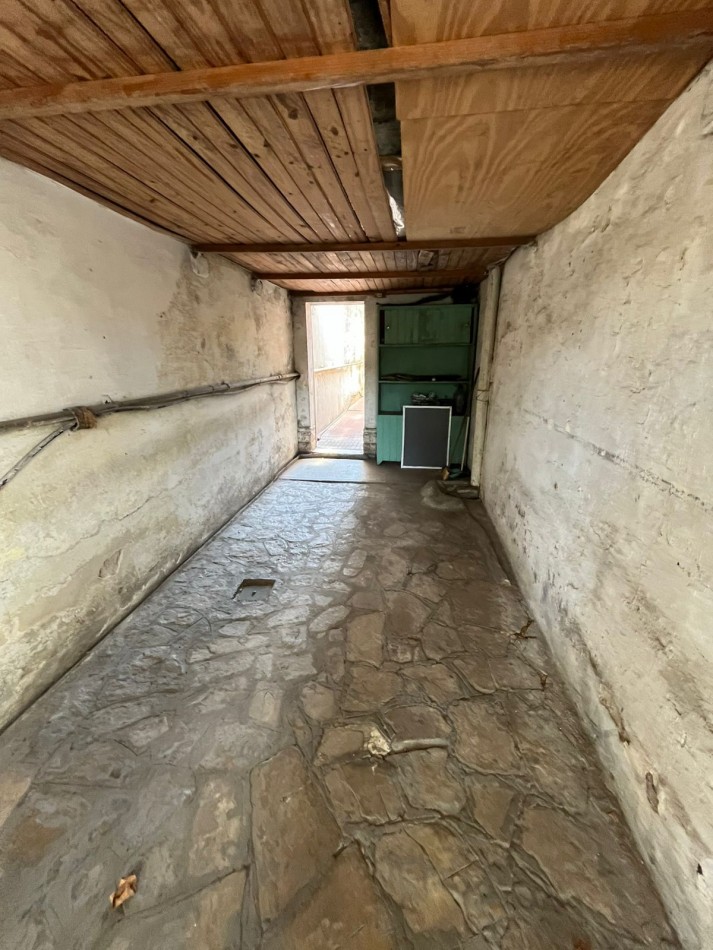 VENTA A RECICLAR, PH 3 AMBIENTES AL FONDO CON COCHERA TECHADA, EXCELENTE ZONA, A 2 CUADRAS DE AV. H. YRIGOYEN, DR MELO 4362 -REMEDIOS DE ESCALADA-
