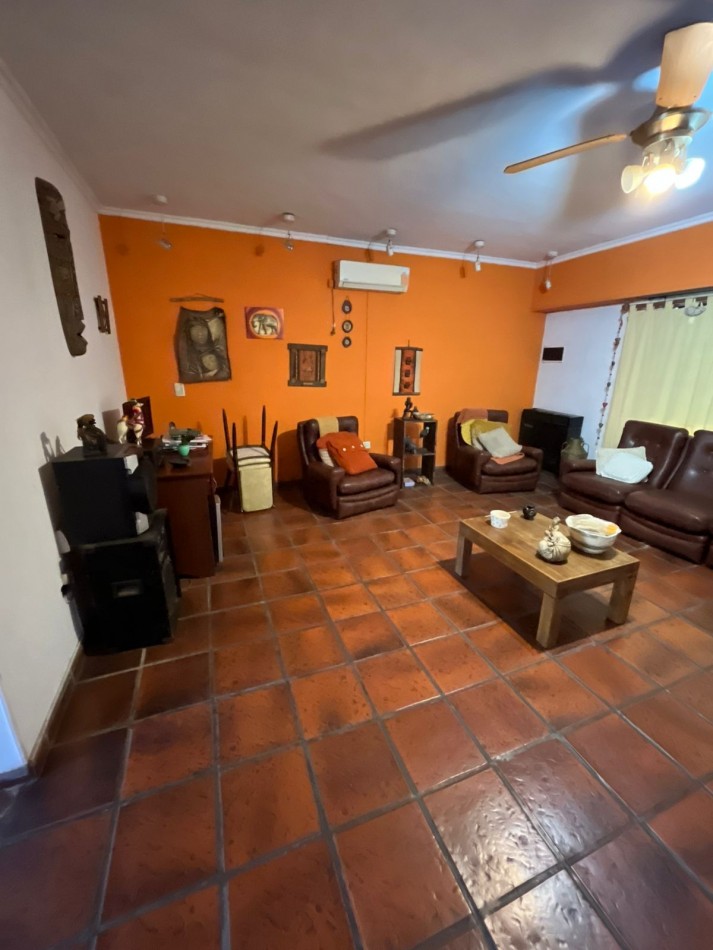 VENTA CASA 3 AMBIENTES, CON HERMOSO PARQUE, PILETA Y GARAJE PARA UN AUTO, ASUNCION 412 -TEMPERLEY-