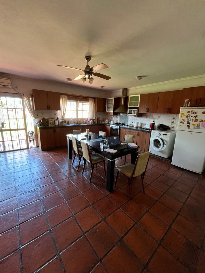 VENTA CASA 3 AMBIENTES, CON HERMOSO PARQUE, PILETA Y GARAJE PARA UN AUTO, ASUNCION 412 -TEMPERLEY-