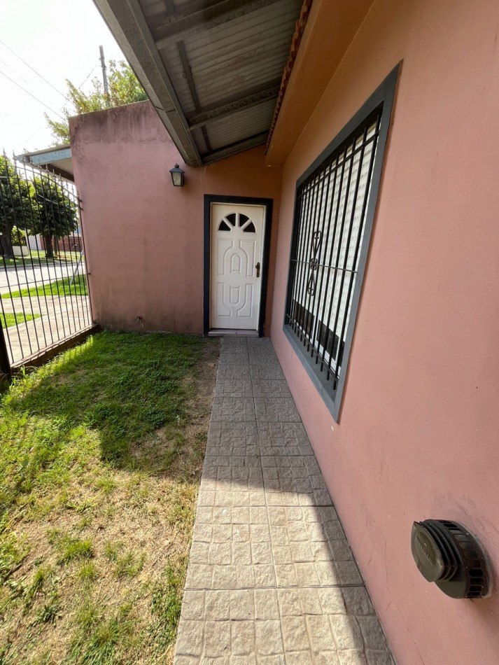 VENTA CASA 3 AMBIENTES, CON HERMOSO PARQUE, PILETA Y GARAJE PARA UN AUTO, ASUNCION 412 -TEMPERLEY-