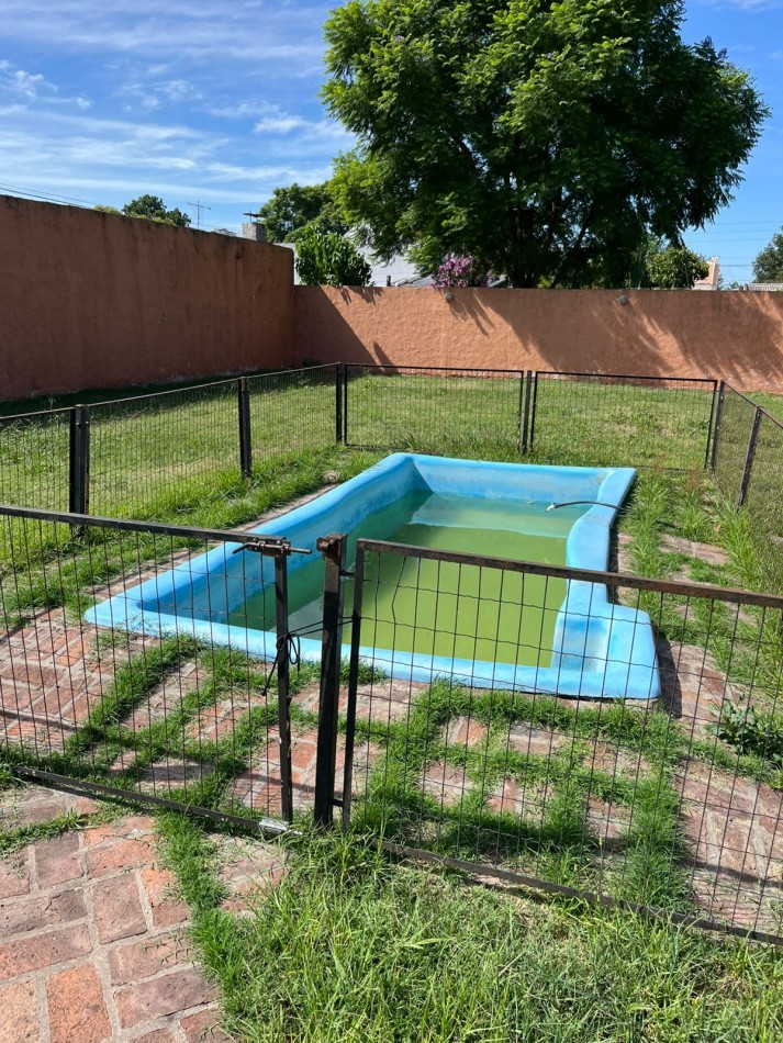 VENTA CASA 3 AMBIENTES, CON HERMOSO PARQUE, PILETA Y GARAJE PARA UN AUTO, ASUNCION 412 -TEMPERLEY-