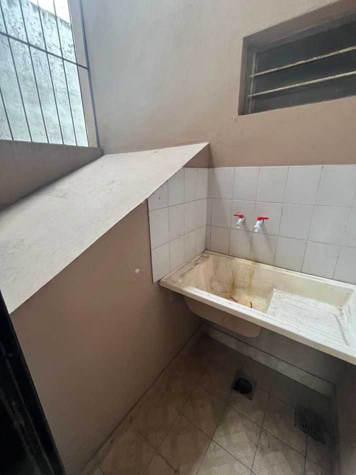 ALQUILER DEPARTAMENTO EN PLANTA ALTA 2 AMBIENTES CON INGRESO COMPARTIDO, AV EVA PERON 4347 -TEMPERLEY- 