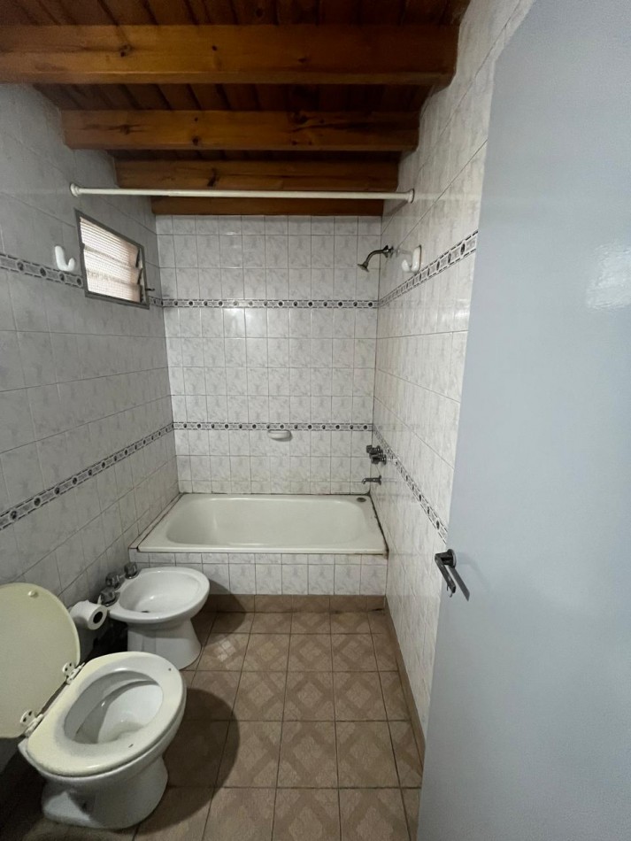 ALQUILER DEPARTAMENTO EN PLANTA ALTA 2 AMBIENTES CON INGRESO COMPARTIDO, AV EVA PERON 4347 -TEMPERLEY- 