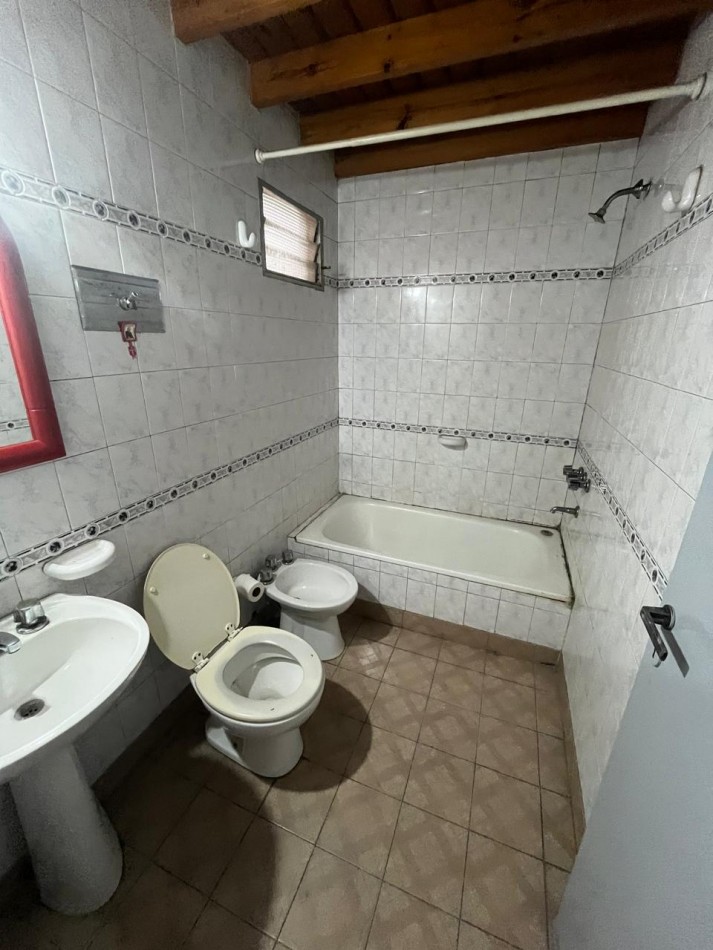 ALQUILER DEPARTAMENTO EN PLANTA ALTA 2 AMBIENTES CON INGRESO COMPARTIDO, AV EVA PERON 4347 -TEMPERLEY- 