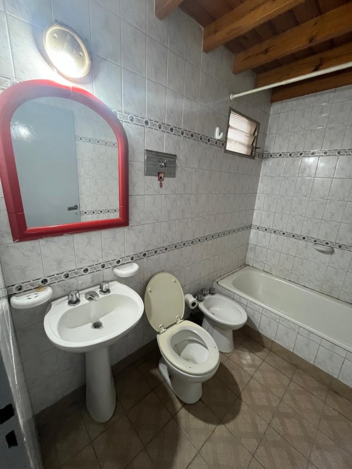 ALQUILER DEPARTAMENTO EN PLANTA ALTA 2 AMBIENTES CON INGRESO COMPARTIDO, AV EVA PERON 4347 -TEMPERLEY- 