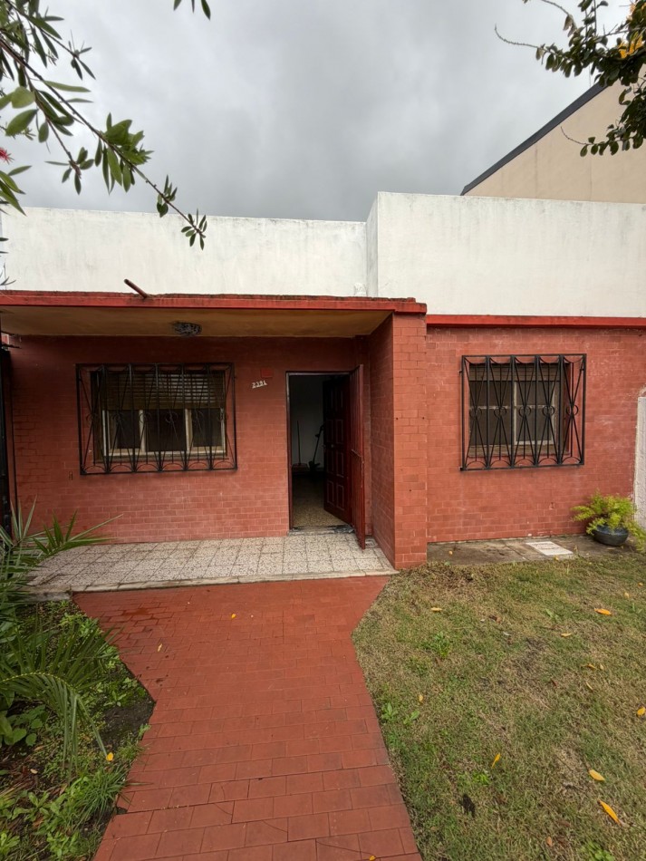 VENTA CASA 2 DORMITORIOS, LUGAR SEMICUBIERTO PARA GUARDAR EL AUTO, PATIO CON PARRILLA, JUNCAL 2391 -TEMPERLEY-