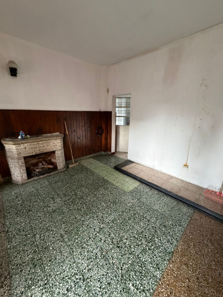 VENTA CASA 2 DORMITORIOS, LUGAR SEMICUBIERTO PARA GUARDAR EL AUTO, PATIO CON PARRILLA, JUNCAL 2391 -TEMPERLEY-