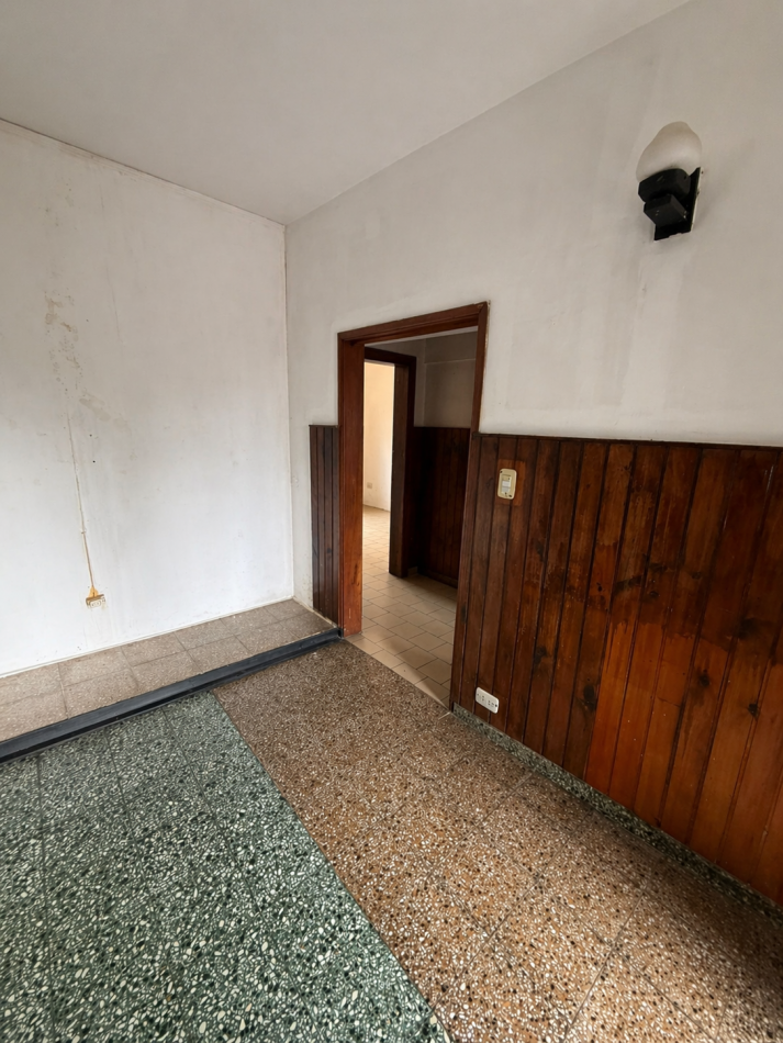 VENTA CASA 2 DORMITORIOS, LUGAR SEMICUBIERTO PARA GUARDAR EL AUTO, PATIO CON PARRILLA, JUNCAL 2391 -TEMPERLEY-