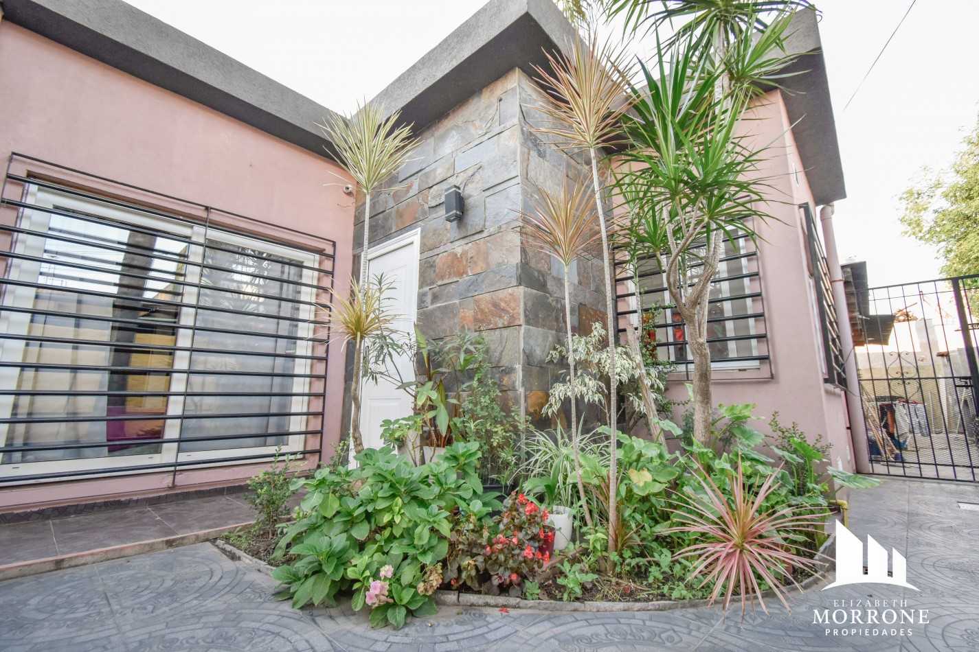 VENTA HERMOSA CASA, 3 DORMITORIOS, QUINCHO Y PILETA, ELIAS ALIPPI 340 -TEMPERLEY-