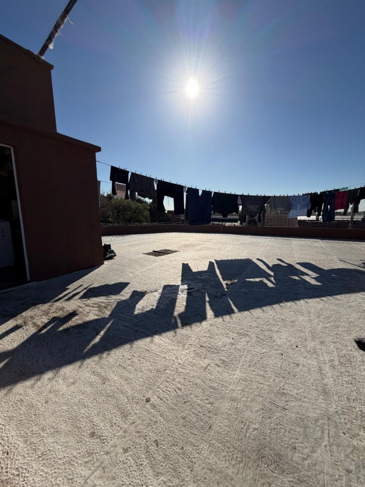 VENTA ESPECTACULAR PROPIEDAD MULTIFAMILIAR -HERMOSA CASA EN PLANTA ALTA Y DOS DEPARTAMENTOS EN PLANTA BAJA, PARQUE Y GARAJE IDEAL PARA VIVIENDA Y RENTA, MAHATMA GANDHI 1203 -TEMPERLEY-
