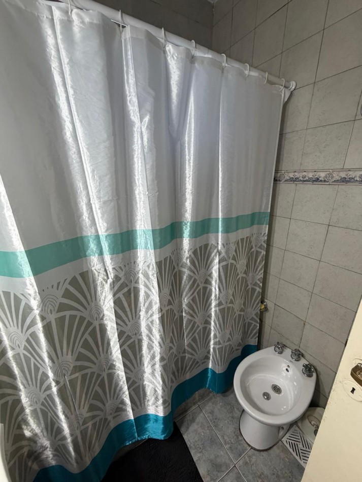 VENTA ESPECTACULAR PROPIEDAD MULTIFAMILIAR -HERMOSA CASA EN PLANTA ALTA Y DOS DEPARTAMENTOS EN PLANTA BAJA, PARQUE Y GARAJE IDEAL PARA VIVIENDA Y RENTA, MAHATMA GANDHI 1203 -TEMPERLEY-