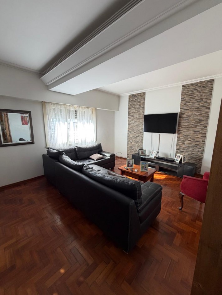 VENTA ESPECTACULAR PROPIEDAD MULTIFAMILIAR -HERMOSA CASA EN PLANTA ALTA Y DOS DEPARTAMENTOS EN PLANTA BAJA, PARQUE Y GARAJE IDEAL PARA VIVIENDA Y RENTA, MAHATMA GANDHI 1203 -TEMPERLEY-