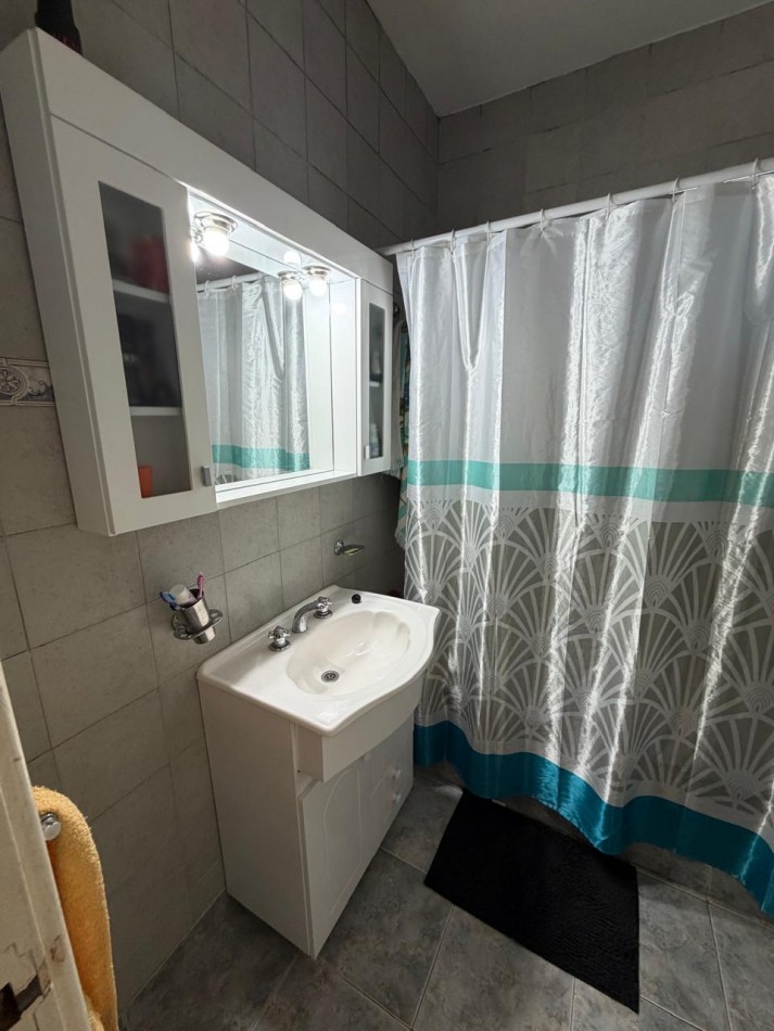 VENTA ESPECTACULAR PROPIEDAD MULTIFAMILIAR -HERMOSA CASA EN PLANTA ALTA Y DOS DEPARTAMENTOS EN PLANTA BAJA, PARQUE Y GARAJE IDEAL PARA VIVIENDA Y RENTA, MAHATMA GANDHI 1203 -TEMPERLEY-