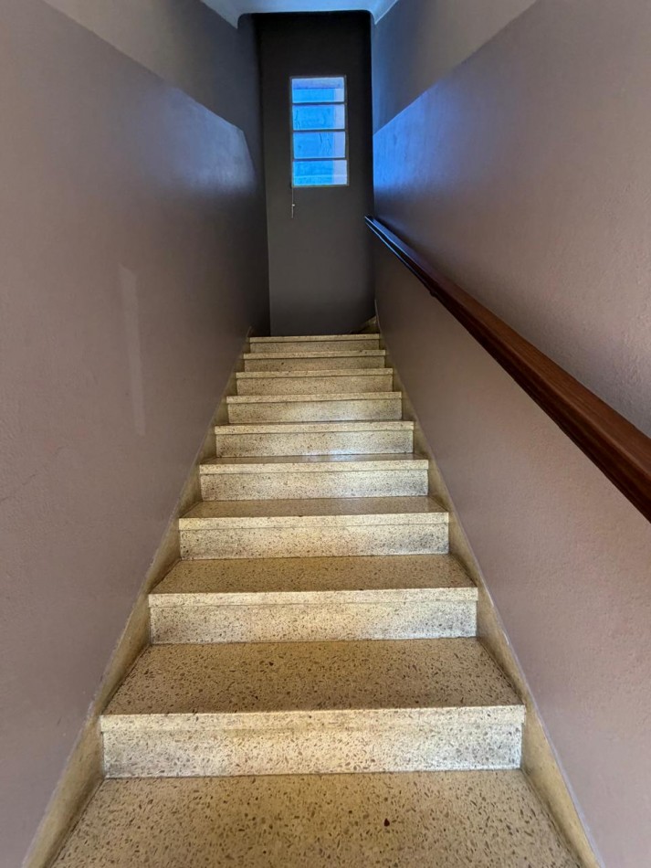 VENTA ESPECTACULAR PROPIEDAD MULTIFAMILIAR -HERMOSA CASA EN PLANTA ALTA Y DOS DEPARTAMENTOS EN PLANTA BAJA, PARQUE Y GARAJE IDEAL PARA VIVIENDA Y RENTA, MAHATMA GANDHI 1203 -TEMPERLEY-